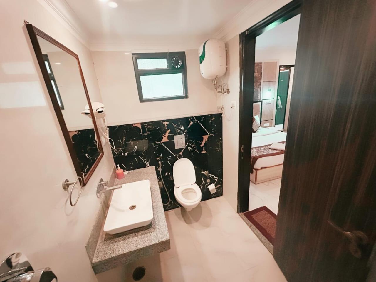 Hotel Almora Inn - Near By Delhi International Airport - With Free Airport Pickup And Drop 新德里 外观 照片